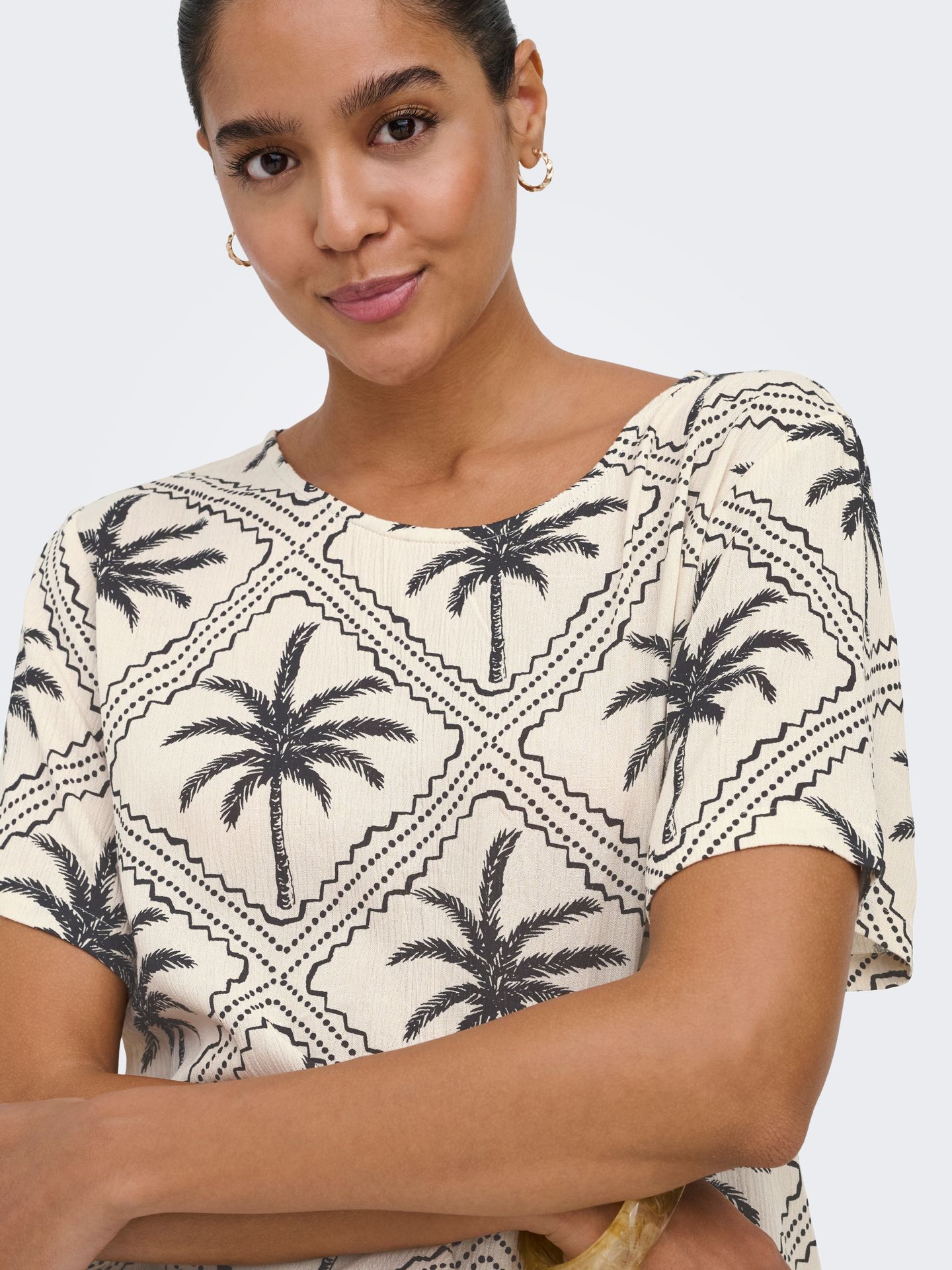 JDY JDYGABY LIFE S/S V-NECK TOP WVN Sandshell/BLACK TIE DYE STRIPES 2900167254057