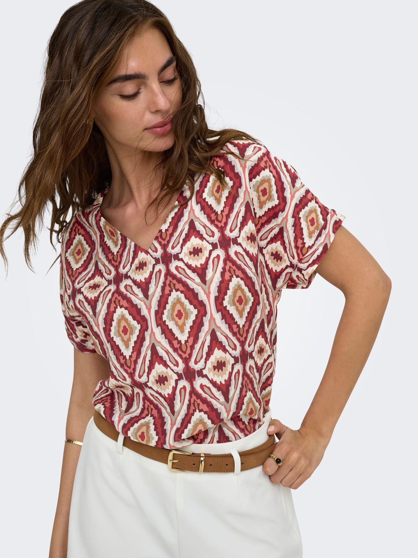 Only ONLBELLY MIKASI SS V-NECK TOP WVN E Brick Red/ABSTRACT AQUARES 2900167524051