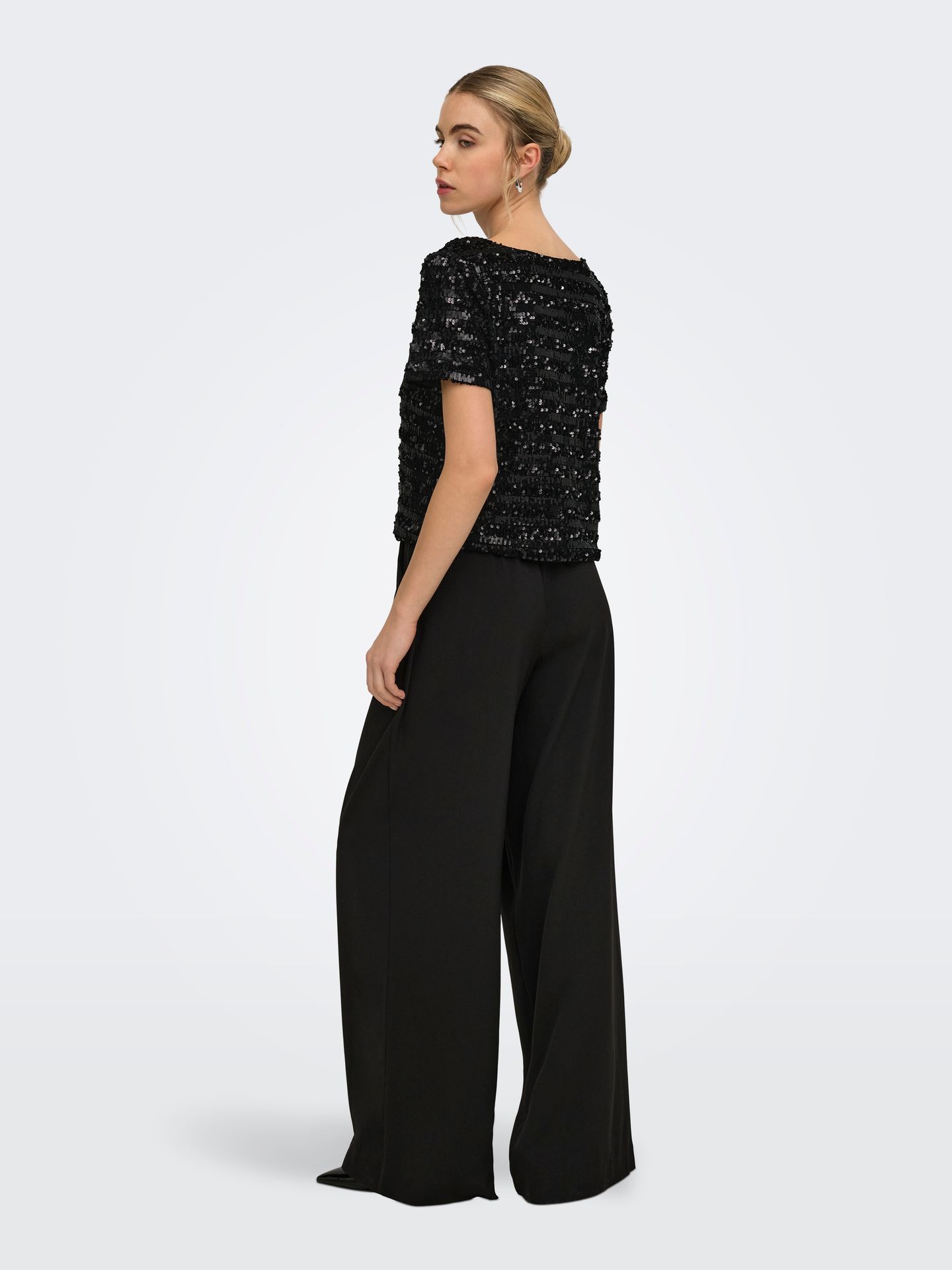 Only ONLSALIKA S/S SEQUINS TOP WVN Black/LEO AOP 00121662-EKA26011400000044