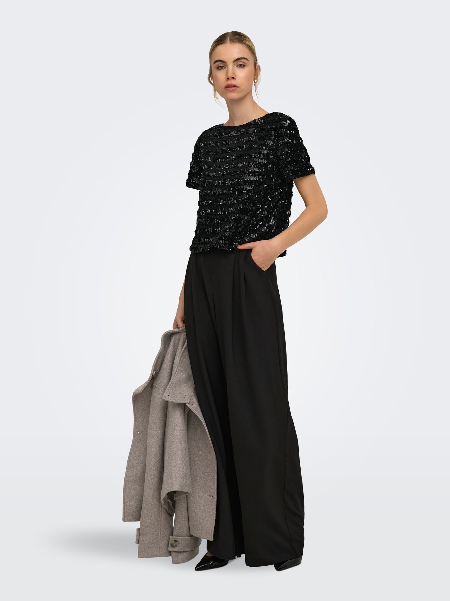 Only ONLSALIKA S/S SEQUINS TOP WVN Black/LEO AOP 2900172422021