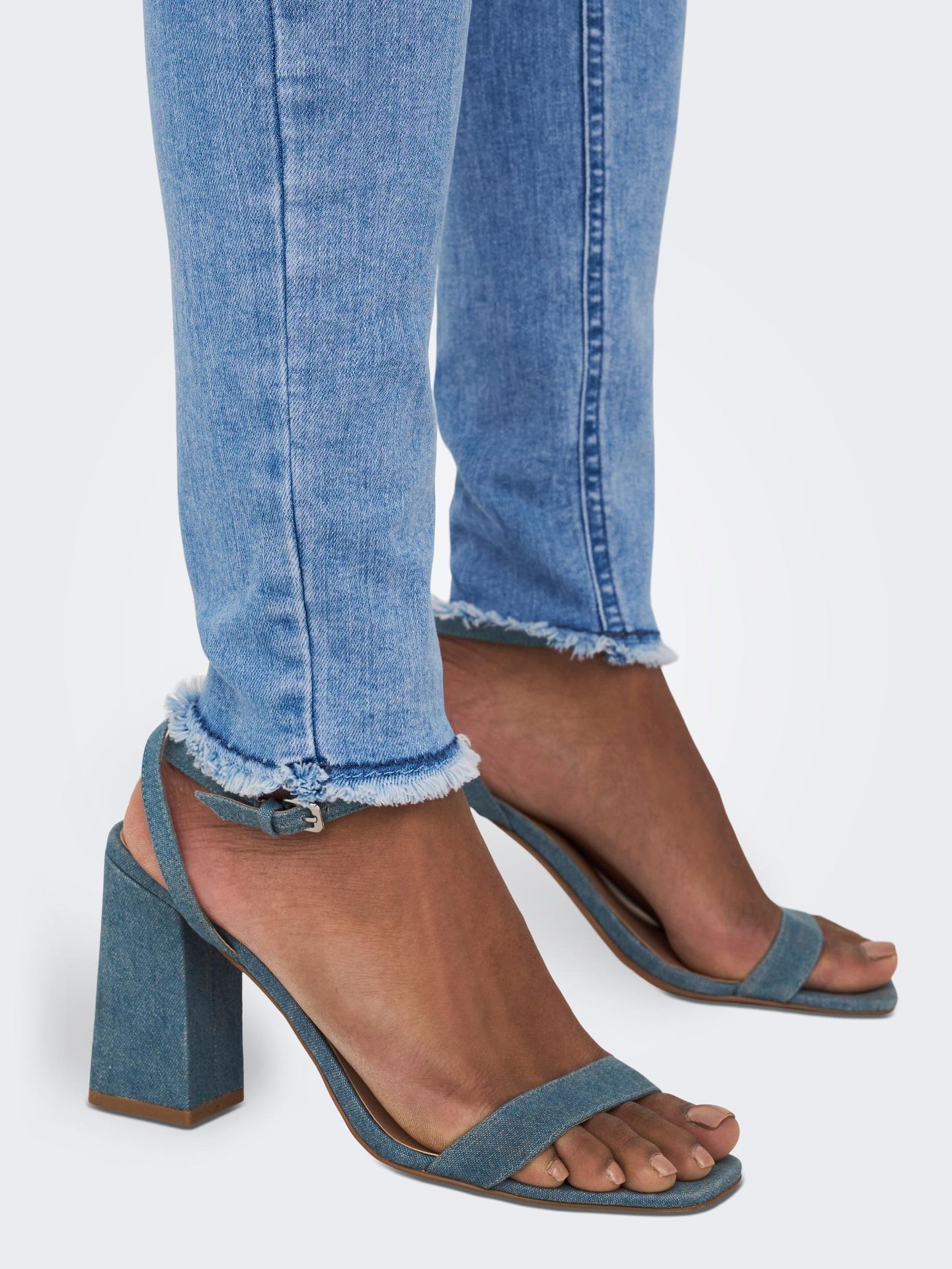 Only ONLBLUSH LIFE MID SK AK RAW REA4347 - Light Blue D Light Blue Denim 2900125033151 Only ONLBLUSH LIFE MID SK AK RAW REA4347 - Light Blue D Light Blue Denim 2900125033151